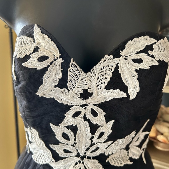 Black ad white tulle gown size 8 by Grace Karin - Picture 2 of 3